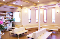 明海クリニック 待合室 写真