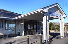 明海クリニック 外観 医院玄関に屋根付きの車寄せあり